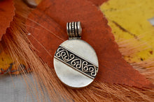 Load image into Gallery viewer, Sterling Silver Vintage Oval Celtic Pendant