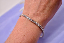 Load image into Gallery viewer, 14K White Gold Vintage Round 5.20cts Diamond Tennis Bracelet