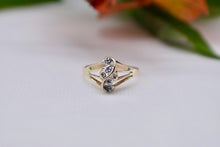 Load image into Gallery viewer, 10K Yellow Gold Vintage Swirl Design Diamond Ring