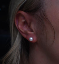 Load image into Gallery viewer, 14K Yellow Gold White Pearl Stud 7mm Pushback Earrings