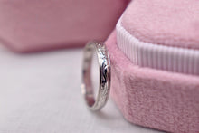 Load image into Gallery viewer, Platinum Art Deco Floral Engraved Wedding Band – Vintage Ring