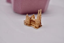 Load image into Gallery viewer, Vintage 14K Yellow Gold 3D St Patricks Gothic Cathedral NY Charm
