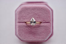 Load image into Gallery viewer, Vintage 14K Yellow Gold Solitaire 1.25cts Pear Shape Diamond Engagement Ring