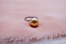 Load image into Gallery viewer, Antiqued European Silver Solitaire Button Pearl Ring