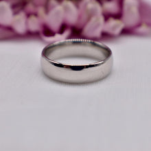 Load image into Gallery viewer, Estate Platinum Classic Comfort fit 6mm Heavy Wedding Band Size 9
