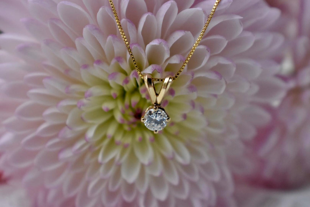Vintage 14K Yellow Gold 0.28cts Solitaire Round Shape Diamond Compass Prongs Necklace