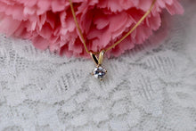 Load image into Gallery viewer, Vintage 14K Yellow Gold 0.28cts Solitaire Round Shape Diamond Compass Prongs Necklace
