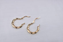 Load image into Gallery viewer, Vintage 14K Yellow Gold Scalloped Hollow Hoop Earrings
