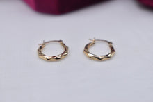 Load image into Gallery viewer, Vintage 14K Yellow Gold Scalloped Hollow Hoop Earrings
