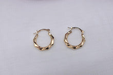 Load image into Gallery viewer, Vintage 14K Yellow Gold Scalloped Hollow Hoop Earrings
