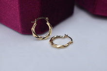 Load image into Gallery viewer, Vintage 14K Yellow Gold Scalloped Hollow Hoop Earrings
