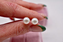 Load image into Gallery viewer, 14K Yellow Gold White Saltwater Akoya Pearl Stud 7mm Pushback Earrings
