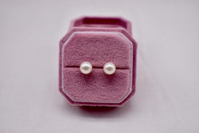 Load image into Gallery viewer, 14K Yellow Gold White Saltwater Akoya Pearl Stud 7mm Pushback Earrings

