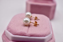 Load image into Gallery viewer, 14K Yellow Gold White Saltwater Akoya Pearl Stud 7mm Pushback Earrings
