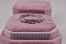 Load image into Gallery viewer, Hearts On Fire Vintage 18K White Gold Shared Prong Five Stone Diamond Band 0.75cts
