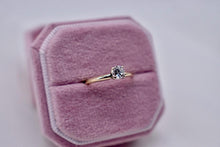 Load image into Gallery viewer, Vintage 14K Yellow Gold Solitaire 0.36cts Round Diamond Engagement Ring
