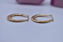 Load image into Gallery viewer, Vintage 14K Yellow Gold Scalloped Hollow Hoop Earrings
