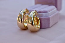 Load image into Gallery viewer, Vintage 18K Yellow Gold Chunky Fashion Hoop Earrings

