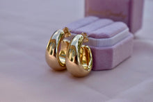 Load image into Gallery viewer, Vintage 18K Yellow Gold Chunky Fashion Hoop Earrings
