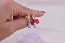 Load image into Gallery viewer, Vintage 14K Yellow Gold Dangle Pear Shape 1.40cts Natural Opal Earrings
