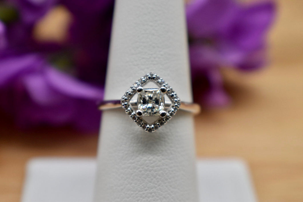 14K White Gold Cushion Cut Diamond Abstract Halo Engagement Ring 0.54cts FSI3