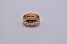 Load image into Gallery viewer, Antique 9K Gold Patterned Victorian Band
