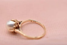 Load image into Gallery viewer, 14K Yellow Gold Vintage Pearl Solitaire Ring
