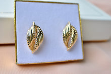 Load image into Gallery viewer, 14K Yellow Gold Vintage Double Overlapping Twist Earrings
