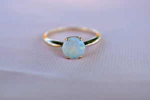 Vintage 14K Yellow Gold Opal Solitaire Classic Ring
